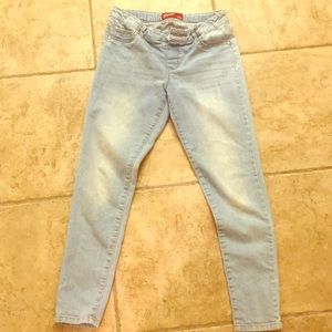 Light-wash jean/jegging